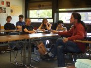 Ein Student spricht vor Schülern des Faust-Gymnasiums Staufen